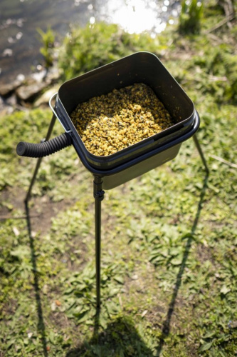 AVID CARP LOK DOWN BUCKET STAND - Подставка для прикормочного ведра (Сподовая станция), благодаря которому нет необходимости нагибаться к прикормочному ведру когда Вы кормите сподом! Прикормочное ведро располагается в подставке на уровне пояса. Размер рамы адаптирован для ведер Avid Carp Square и ведер многих других популярных брендов. фото 5 Спод Станция AVID CARP LOK DOWN BUCKET STAND фото 5