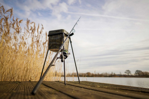 AVID CARP LOK DOWN BUCKET STAND - Подставка для прикормочного ведра (Сподовая станция), благодаря которому нет необходимости нагибаться к прикормочному ведру когда Вы кормите сподом! Прикормочное ведро располагается в подставке на уровне пояса. Размер рамы адаптирован для ведер Avid Carp Square и ведер многих других популярных брендов. фото 4 Спод Станция AVID CARP LOK DOWN BUCKET STAND фото 4