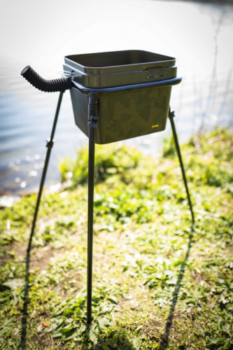 AVID CARP LOK DOWN BUCKET STAND - Подставка для прикормочного ведра (Сподовая станция), благодаря которому нет необходимости нагибаться к прикормочному ведру когда Вы кормите сподом! Прикормочное ведро располагается в подставке на уровне пояса. Размер рамы адаптирован для ведер Avid Carp Square и ведер многих других популярных брендов. Спод Станция AVID CARP LOK DOWN BUCKET STAND